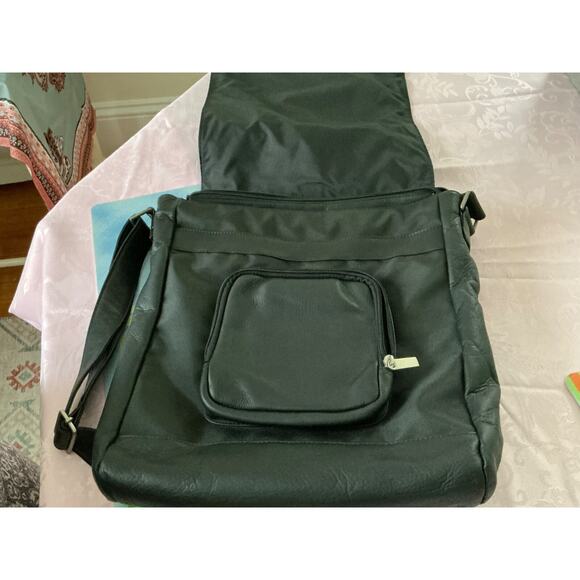 Le Donne Leather Simple Flap Over Crossbody Bag Black - Picture 4 of 16